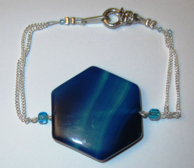 Bracelet chaine perle en verre Hexogonal