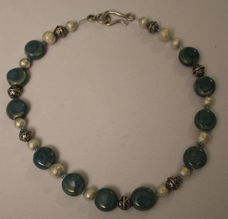 Collier Court "Moyen-Age" perles céramiques et métalliques