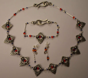 Parrure Hippi 3 éléments Collier court Bracelet semi rigide et boucles Swarovski et perles métalliques
