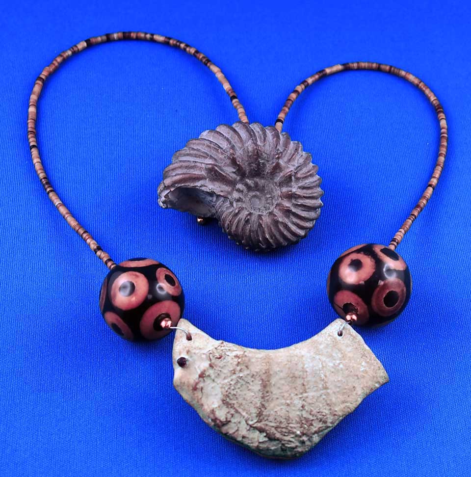 Collier réalisé avec une ammonite et de la corne et une perle en bois ronde